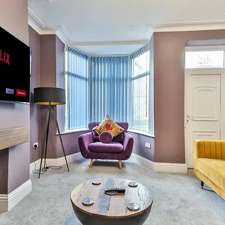Luxury Spacious Pad With Games * 셰필드